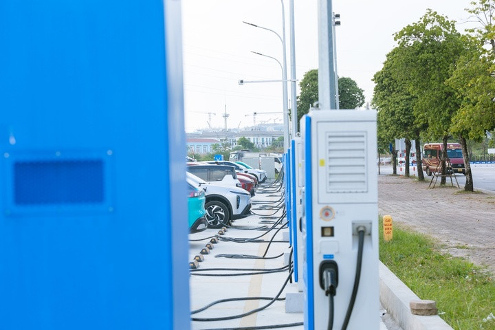 Mục sở thị trạm sạc ô tô điện lớn nhất Việt Nam tại Hà Nội - 4