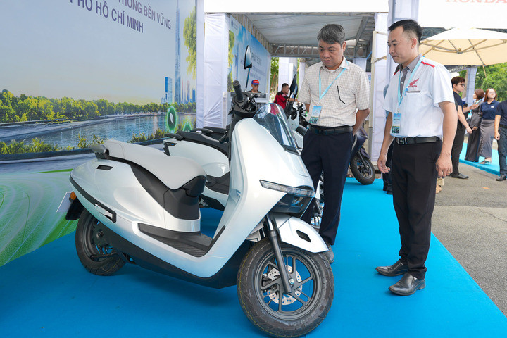 Bên cạnh lễ phát động, ban tổ chức cũng triển khai các hoạt động tư vấn, hỗ trợ đổi xe cho các cán bộ, công chức, viên chức thuộc Sở Xây dựng TP.HCM. (Ảnh: HVN)
