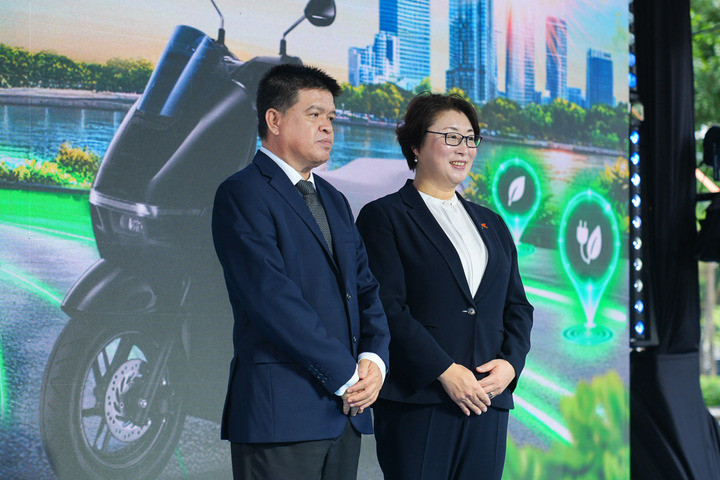 Ông Bùi Hòa An, Phó Giám đốc Sở Xây dựng TP.HCM và bà Sayaka Arai, Tổng Giám đốc Công ty Honda Việt Nam, tại sự kiện. (Ảnh: HVN)
