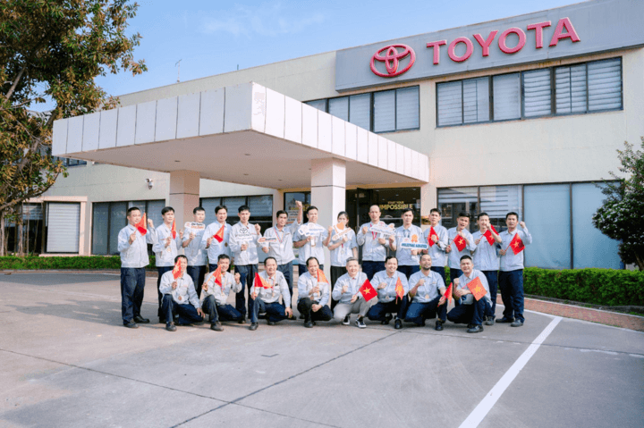 Tập thể nhân sự Toyota bước ra từ Hội thi tay nghề Toyota châu Á - Thái Bình Dương, quyết tâm không ngừng học hỏi, nâng cao tay nghề.