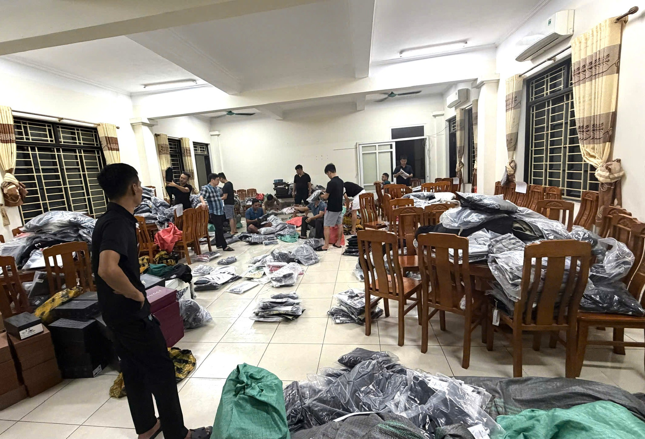 Bán hơn 2000 sản phẩm giả thương hiệu nổi tiếng, nam thanh niên bị khởi tố - Ảnh 2.