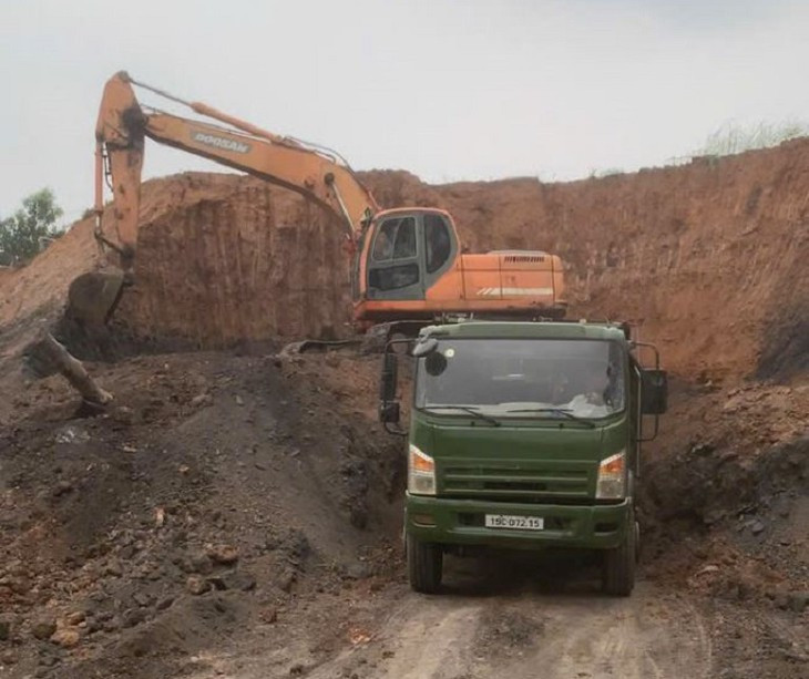 Khởi tố Giám đốc doanh nghiệp khai thác trái phép hơn 9.000m³ đất - Ảnh 1.