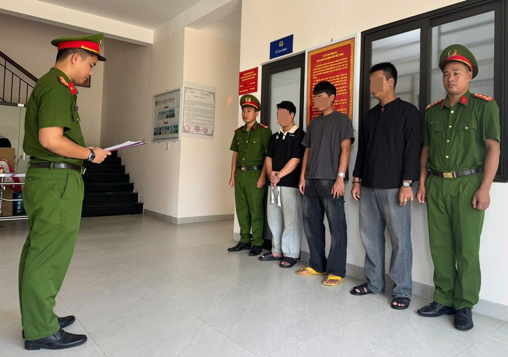 Khởi tố 3 thanh niên bắt giữ người trái pháp luật để ngăn nạn nhân trình báo - Ảnh 1.