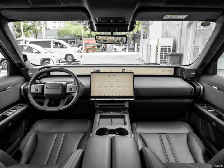 Freelander 8 được thiết kế bởi cựu giám đốc thiết kế của Land Rover, Gerry McGovern.