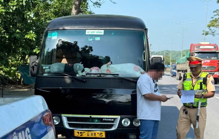 Ô tô khách bị tước phù hiệu vẫn hoạt động, xử phạt tài xế và chủ xe- Ảnh 1.