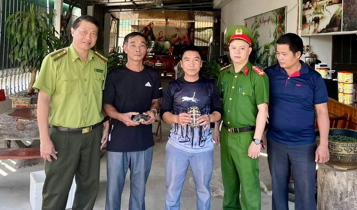 Phát hiện cặp rùa quý hiếm khi cuốc đất trong vườn - Ảnh 1.
