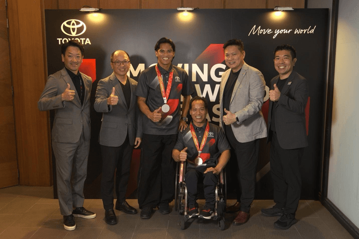 Lãnh đạo Toyota châu Á cùng các vận động viên được tôn vinh tại sự kiện.