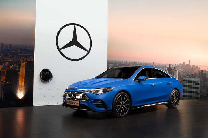 Chốt giá bán Mercedes-Benz CLA 200 Electric tại Việt Nam - 1