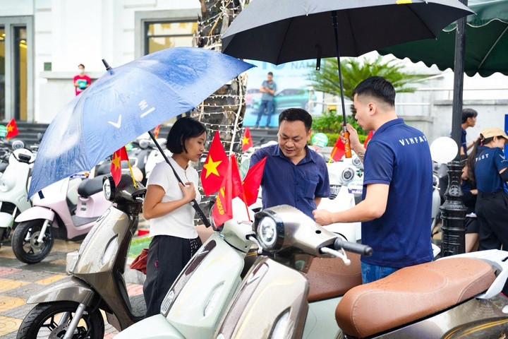VinFast tổ chức chuỗi 'Thu xăng đổi điện' tại 34 trung tâm thương mại Vincom - 2