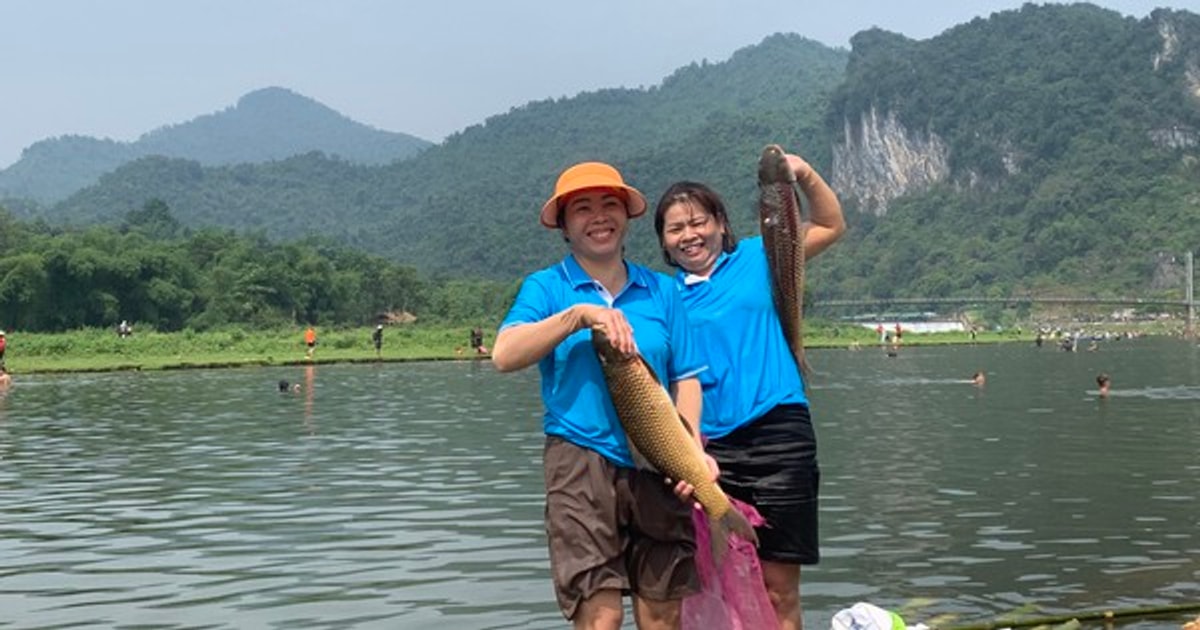 Nghệ An Hàng nghìn người hào hứng tham gia lễ hội bắt cá trên sông Giăng