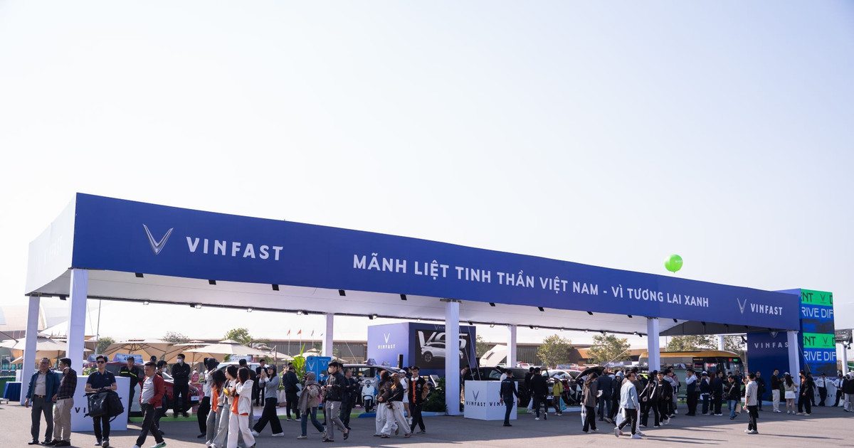 Lái thử tại Vietnam Mobility Show 2025, người dùng khen xe máy điện VinFast