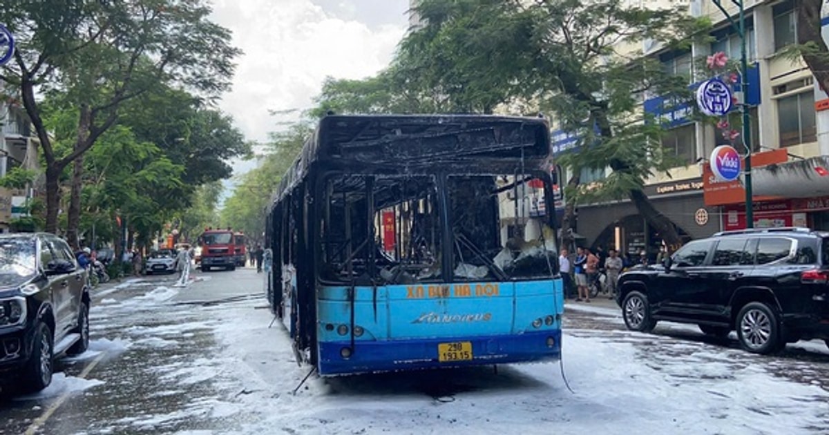 Hà Nội: Cháy xe buýt trên phố Lý Thường Kiệt, hành khách kịp thoát thân
