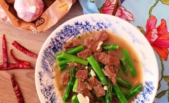 Đổi vị với thịt bò sốt măng tây thơm ngon, nóng hổi