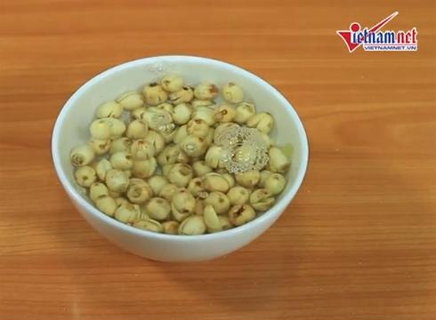 Trị chứng mất ngủ, tăng cân vùn vụt với sữa hạt sen lá dứa