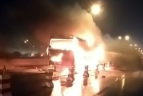 Xe khách giường nằm cháy trơ khung trên cầu Thanh Trì