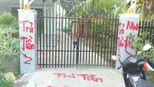 Phạt 14 triệu đồng 2 đối tượng vẽ sơn, ném mắm tôm đòi nợ thuê