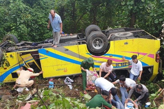 Hiện trường vụ lật xe chở sinh viên thực tập trên đèo Hải Vân