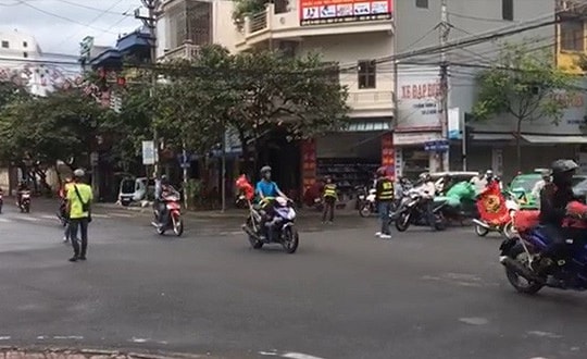 Nam Định: Triệu tập đoàn phượt thủ chặn ngã tư giành đường như... xe ưu tiên