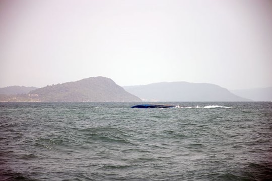 Sà lan chở gạch bị lật, một thuyền viên mất tích