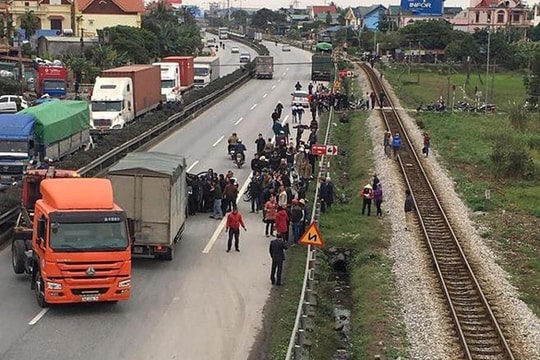 Hải Dương: Đoàn đại biểu dự đại hội MTTQ của xã bị xe ô tô tải đâm 13 người thương vong