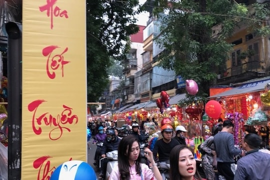 Người Hà Nội chen chân trên phố Hàng Mã, hàng Lược sắm Tết