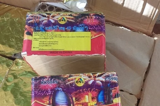 Chở hơn 1 tạ pháo lậu, đòi "chung chi" công an hơn 10 triệu đồng