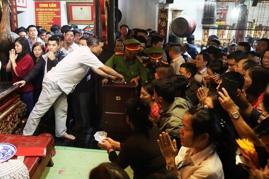 Người dân chen chân trong đêm xoa tiền vào bảo kiếm ở đền Trần