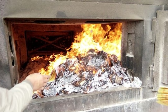 Rằm tháng Giêng, vàng mã vẫn cháy nghi ngút khắp các đền, chùa