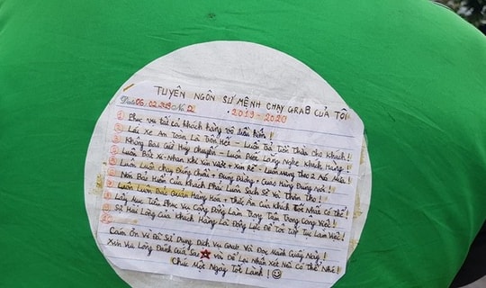 Mảnh giấy dán sau lưng tài xế Grab, nội dung khiến tất cả tò mò tìm đọc