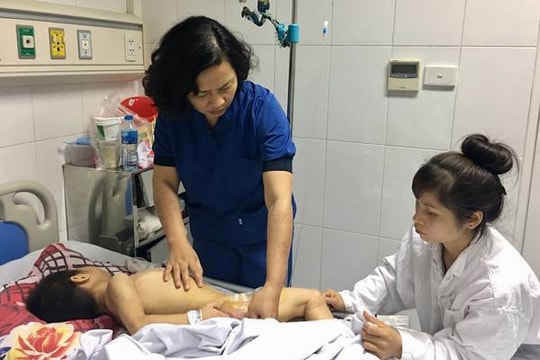 Bé trai bại não bị chó nhà cắn trọng thương