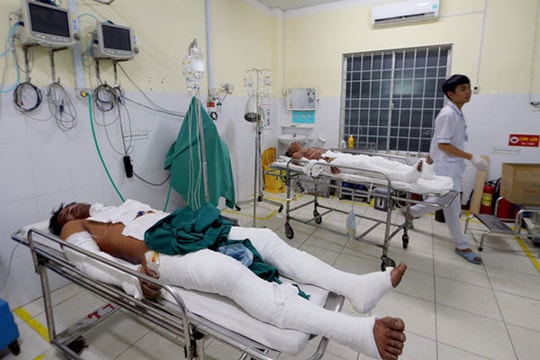 6 thanh niên bốc cháy khi ngồi nhậu vì thách đố tẩm xăng lên người