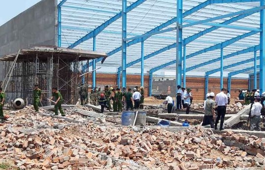 Sập tường trong khu công nghiệp, 8 người thương vong
