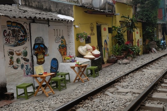 Phố đường tàu ở Hà Nội nổi tiếng trên báo quốc tế