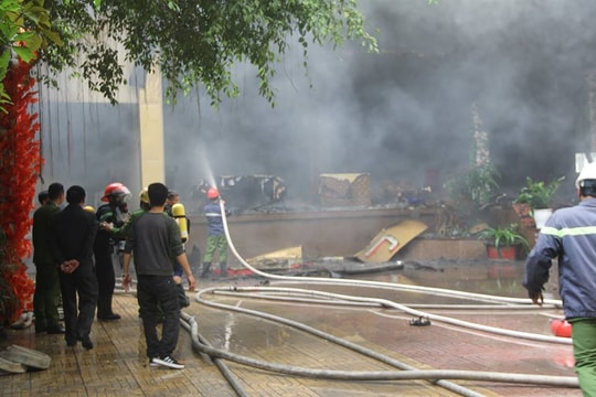 Nghệ An: Cháy lớn ở khách sạn, 1 người tử vong và nhiều người mắc kẹt