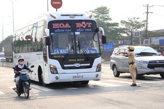 Chính thức xử phạt người ngồi trên ô tô không cài dây an toàn