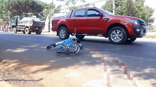 Bị xe khách tông rồi kéo lê 30m, một học sinh tử vong