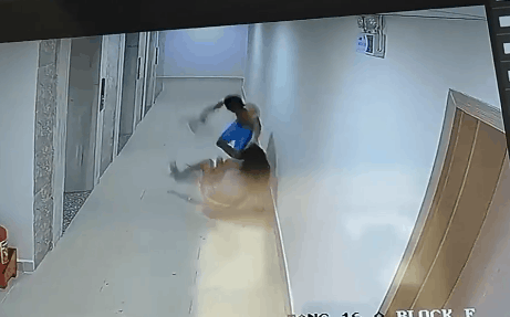Cư dân mạng phẫn nộ vì đoạn clip người đàn ông đánh cô gái dã man trong hành lang chung cư