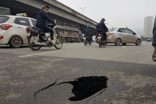 Hà Nội: "Hố tử thần" sâu gần 2 mét bất ngờ xuất hiện giữa đường Khuất Duy Tiến