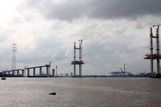 Ảnh: Cận cảnh cầu dây văng cao nhất Việt Nam đang dần hiện hữu