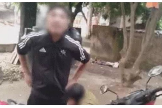 Dân mạng bức xúc với đoạn clip bố thẳng tay tát mạnh con trai vì xích mích với vợ