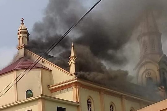 Hà Tĩnh: Nhà thờ bị lửa thiêu rụi sau 2 giờ hỏa hoạn