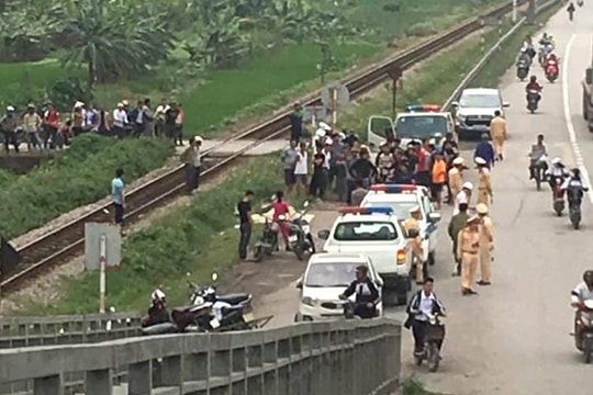 Hải Dương: Va chạm với tàu hỏa, hai người phụ nữ đi xe máy tử vong
