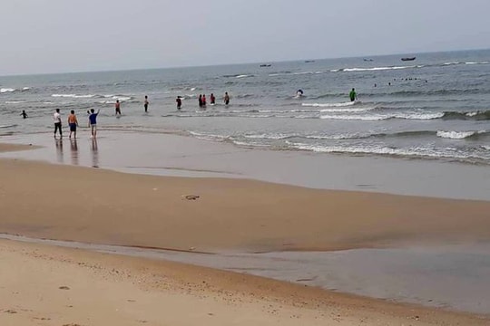 Cứu sống hai du khách bị đuối nước tại bãi biển Nhật Lệ