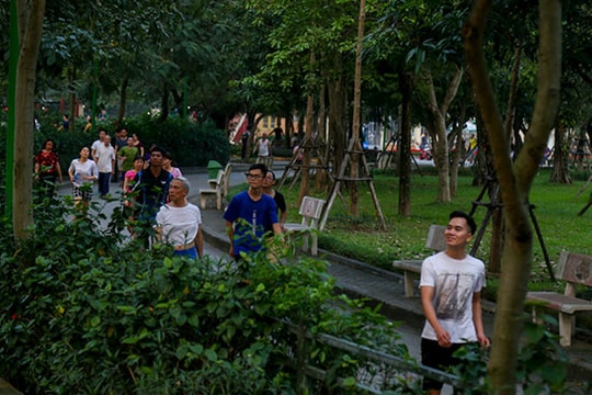 Ảnh: Người dân phản đối đề xuất "xén" đất công viên Cầu Giấy làm bãi đỗ xe