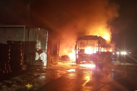 Ảnh: Hiện trường xe giường nằm cháy còn trơ khung trên QL1