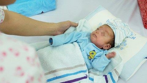 Nuôi sống bé trai sinh non chỉ năm 500g