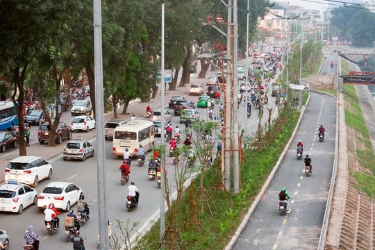 Ảnh: Xe máy xâm lấn con đường đi bộ dài nhất Thủ đô