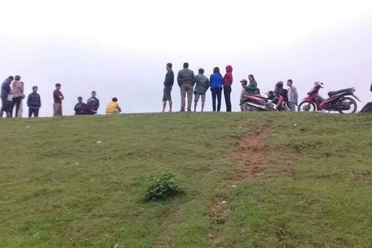 Nghi mẫu thuẫn với gia đình, nữ sinh lớp  nhảy xuống đập tự tử