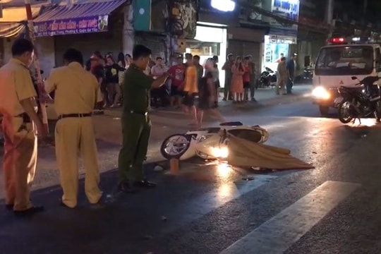 Ngã xuống đường, người phụ nữ bị xe rác cán tử vong thương tâm