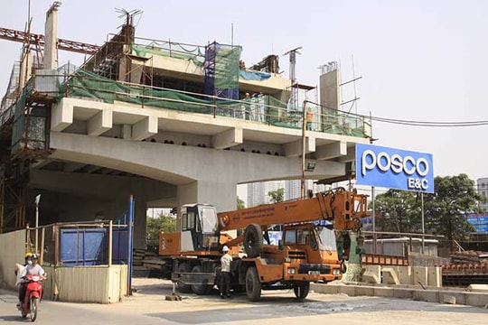 Rào chắn phố Trần Hưng Đạo để chuẩn bị thi công đường sắt Nhổn - ga Hà Nộ